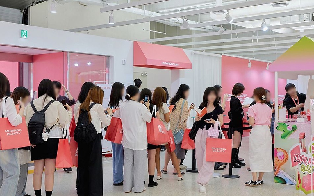 서울 성수동 무신사 뷰티 페스타 팝업 플로어에서 브랜드 부스 사이를 오가는 방문객들